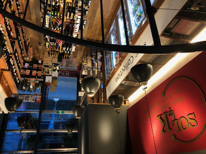 日本酒が陳列してある店内2階からの風景。